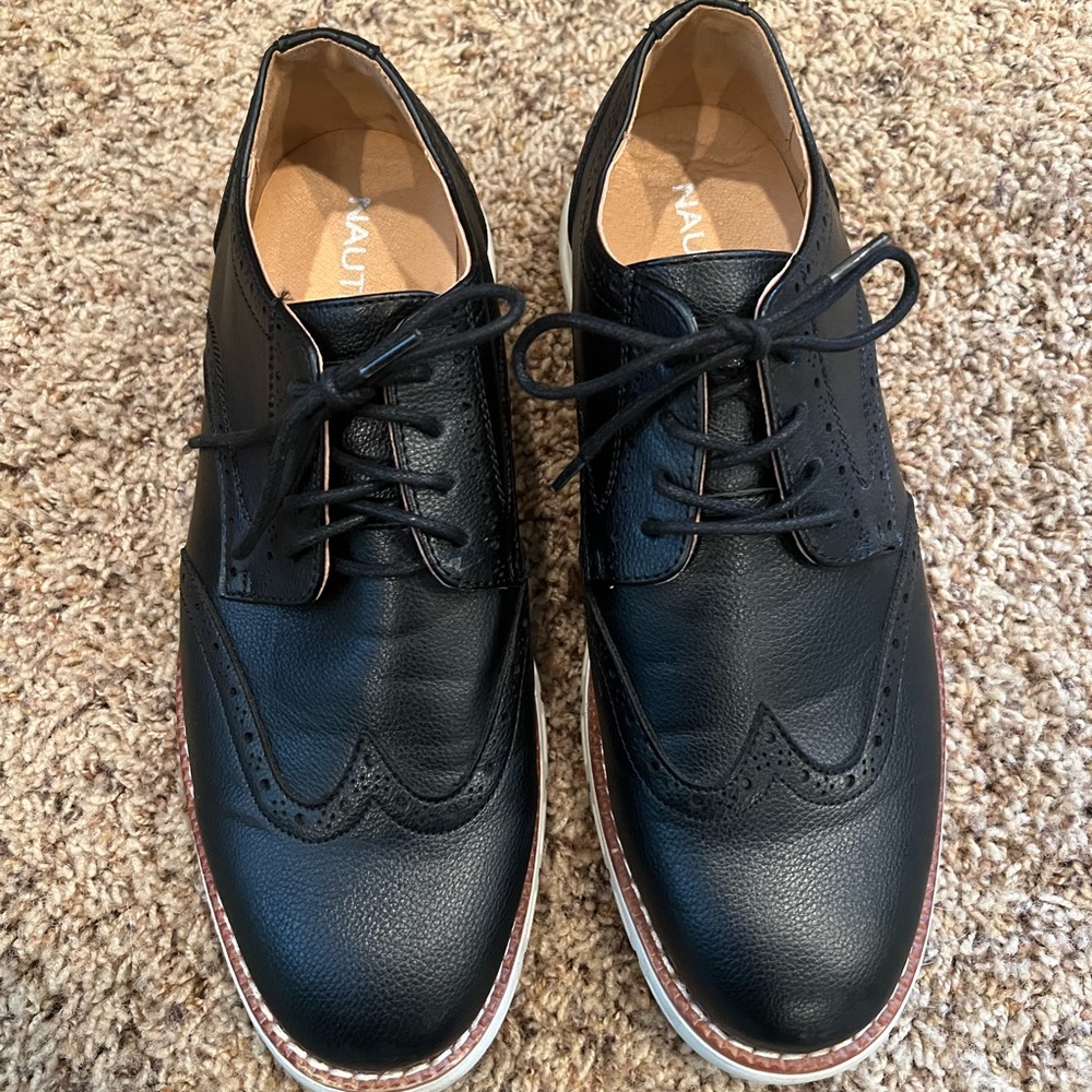 Men’s size 9 Nautica  wing tip dress shoes